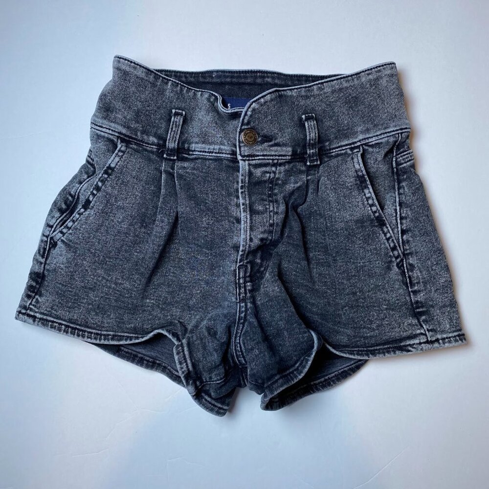 Hollister, washed black Ultra High Rise Mom Short 3”, size 5/27